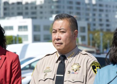 San Francisco, CA - 16 Eylül 2024: Şerif Paul Miyamoto Jenkins, San Francisco 'daki kamu güvenliğini artırmaya devam edecek yeni teknolojiyle ilgili basın toplantısında.