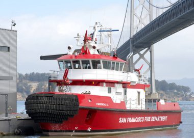 San Francisco, CA - 16 Eylül 2024, San Francisco Körfezi 'nde San Francisco İtfaiye Departmanı tarafından işletilen bir itfaiye botudur. Ayrıca İtfaiye Teknesi 3 olarak da bilinir. Arka planda Bay Bridge.