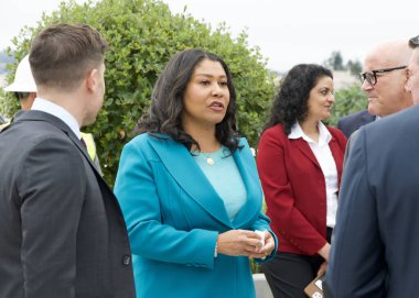 San Francisco, CA - 19 Eylül 2024: Belediye Başkanı London Breed Vali Newsom 'un konut yasası ve evsizlik yasası için düzenlediği basın toplantısına katılanlarla konuşuyor