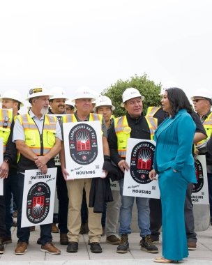 San Francisco, CA - 19 Eylül 2024: Belediye Başkanı London Breed, Vali Newsom 'un konut ve evsizlik yasası için düzenlediği basın toplantısında Carpenter Union üyeleriyle konuştu.