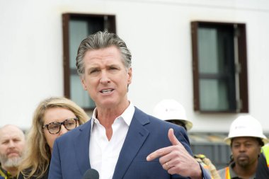 San Francisco, CA - 19 Eylül 2024: Vali Gavin Newsom, konut ve evsizlik hakkında harekete geçme ve finansman duyurusunda bulunma konulu bir basın toplantısında konuşma yaptı.