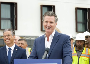 San Francisco, CA - 19 Eylül 2024: Vali Gavin Newsom, konut ve evsizlik konusunda harekete geçme ve finansman duyurusunda bulunma konulu bir basın toplantısında konuşma yaptı..