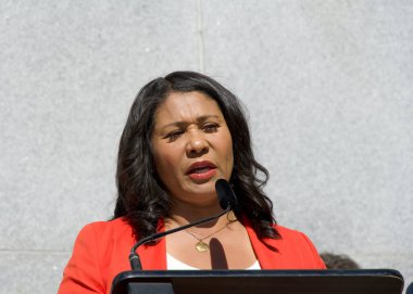 San Francisco, CA - 3 Ekim 2024: Belediye Başkanı London Breed, Adalet Sarayı 'nın basamakları üzerine basın toplantısında konuşma yapacak..