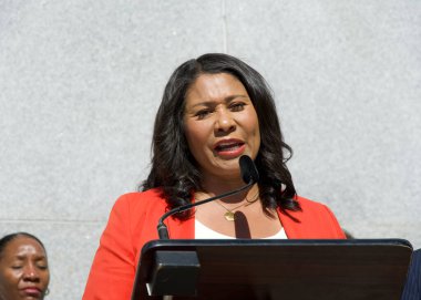 San Francisco, CA - 3 Ekim 2024: Belediye Başkanı London Breed, Adalet Sarayı 'nın basamakları üzerine basın toplantısında konuşma yapacak..