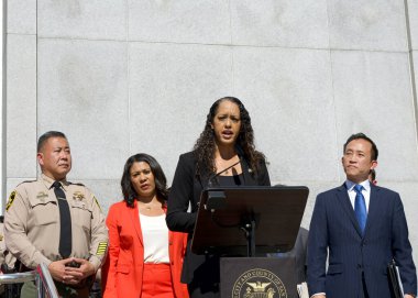 San Francisco, CA - 3 Ekim 2024: Bölge Savcısı Brooke Jenkins, Adalet Sarayı 'nın basamaklarında yaptığı konuşmada, Elektronik Gözlem Öncesi Programı ile ilgili hukuki zorlukları dile getirdi..