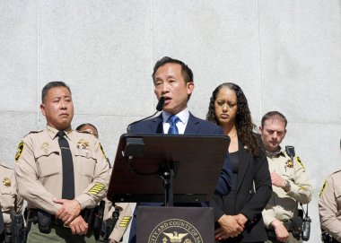 San Francisco, CA - 3 Ekim 2024: Belediye Avukatı David Chiu, Adalet Sarayı 'nın basamaklarında yaptığı konuşmada, Elektronik Gözlem Programı' nın hukuki zorluklarını dile getirdi..