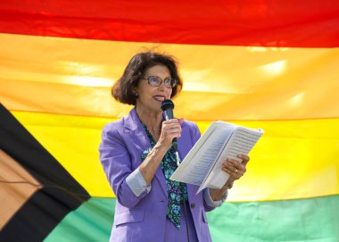 Alameda, CA - 5 Ekim 2024: Alameda Belediye Başkanı Marilyn Ezzy Ashcraft, Chochenyo Park 'ta düzenlenen üçüncü yıllık Alameda Gay Onur Festivali açılış töreninde konuşma yaptı..