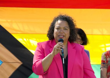 Alameda, CA - 5 Ekim 2024: Meclis üyesi Mia Bonta, Chochenyo Park 'taki üçüncü geleneksel Alameda Gay Onur Festivali' nin açılış töreninde konuşma yapacak.