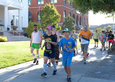 Alameda, CA - 5 Ekim 2024: Her yaş için üçüncü geleneksel gay gururu 5K Koşu Yürüyüşü katılımcıları. Alameda 'daki ilk LGBTQ gençlik merkezinin açılışını desteklemek için fon toplandı
