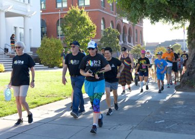 Alameda, CA - 5 Ekim 2024: Her yaş için üçüncü geleneksel gay gururu 5K Koşu Yürüyüşü katılımcıları. Alameda 'daki ilk LGBTQ gençlik merkezinin açılışını desteklemek için fon toplandı