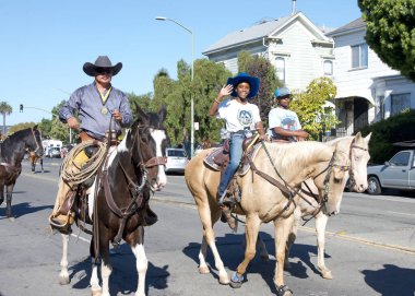 Oakland, CA - 5 Ekim 2024: Oakland Siyahi Kovboylar Derneği 'nin ev sahipliğini yaptığı 50. Geleneksel Siyah Kovboy Geçit Töreni' ne katılanlar.