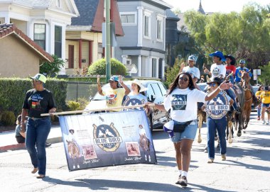 Oakland, CA - 5 Ekim 2024: Oakland Siyahi Kovboylar Derneği 'nin ev sahipliğini yaptığı 50. Geleneksel Siyah Kovboy Geçit Töreni' ne katılanlar.