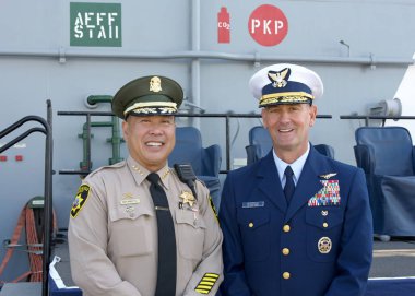 San Francisco, CA - 8 Ekim 2024: ABD Sahil Güvenlik subayı Buzzella ile konuşan Şerif Paul Miyamoto, USS Trablus Limanı 'ndaki 43.