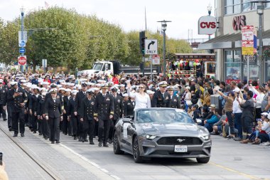 San Francisco, CA - 13 Ekim 2024: 156. Geleneksel İtalyan Mirası Geçidi 'ne katılanlar, tüm İtalyan Amerikalıların başarılarını ve kültürlerini kutluyorlar..