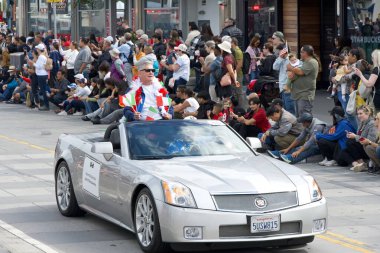 San Francisco, CA - 13 Ekim 2024: 156. Geleneksel İtalyan Mirası Geçidi 'ne katılanlar, tüm İtalyan Amerikalıların başarılarını ve kültürlerini kutluyorlar..