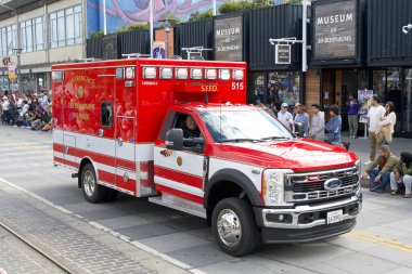 San Francisco, CA - 13 Ekim 2024: 156. Geleneksel İtalyan Mirası Geçidi 'ne katılanlar, tüm İtalyan Amerikalıların başarılarını ve kültürlerini kutluyorlar..