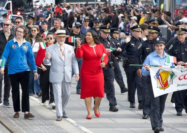 San Francisco, CA - 13 Ekim 2024: 156. Geleneksel İtalyan Mirası Geçidi 'ne katılanlar, tüm İtalyan Amerikalıların başarılarını ve kültürlerini kutluyorlar..