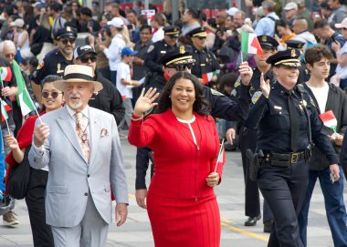 San Francisco, CA - 13 Ekim 2024: 156. Geleneksel İtalyan Mirası Geçidi 'ne katılanlar, tüm İtalyan Amerikalıların başarılarını ve kültürlerini kutluyorlar..