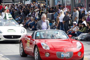 San Francisco, CA - 13 Ekim 2024: 156. Geleneksel İtalyan Mirası Geçidi 'ne katılanlar, tüm İtalyan Amerikalıların başarılarını ve kültürlerini kutluyorlar..