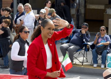 San Francisco, CA - 13 Ekim 2024: 156. Geleneksel İtalyan Mirası Geçidi 'ne katılanlar, tüm İtalyan Amerikalıların başarılarını ve kültürlerini kutluyorlar..