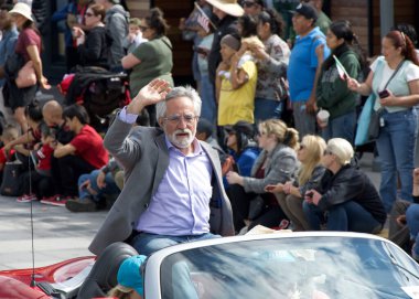 San Francisco, CA - 13 Ekim 2024: 156. Geleneksel İtalyan Mirası Geçidi 'ne katılanlar, tüm İtalyan Amerikalıların başarılarını ve kültürlerini kutluyorlar..