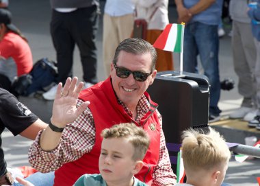 San Francisco, CA - 13 Ekim 2024: 156. Geleneksel İtalyan Mirası Geçidi 'ne katılanlar, tüm İtalyan Amerikalıların başarılarını ve kültürlerini kutluyorlar..