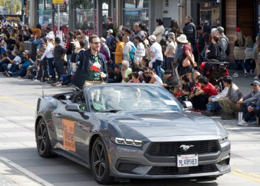 San Francisco, CA - 13 Ekim 2024: 156. Geleneksel İtalyan Mirası Geçidi 'ne katılanlar, tüm İtalyan Amerikalıların başarılarını ve kültürlerini kutluyorlar..