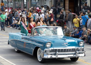 San Francisco, CA - 13 Ekim 2024: 156. Geleneksel İtalyan Mirası Geçidi 'ne katılanlar, tüm İtalyan Amerikalıların başarılarını ve kültürlerini kutluyorlar..