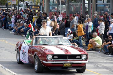 San Francisco, CA - 13 Ekim 2024: 156. Geleneksel İtalyan Mirası Geçidi 'ne katılanlar, tüm İtalyan Amerikalıların başarılarını ve kültürlerini kutluyorlar..