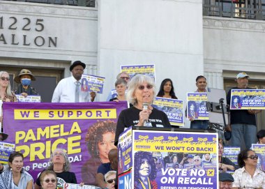 Oakland, CA - 20 Ekim 2024: Rivka Polatnick, kazananı korumak için düzenlenen mitingde Alameda İlçe Mahkemesi önünde konuşuyor, geri çekme girişimine hayır oyu verin.