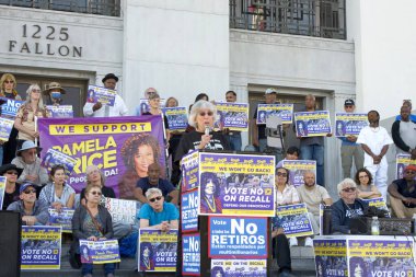 Oakland, CA - 20 Ekim 2024: Rivka Polatnick, kazananı korumak için düzenlenen mitingde Alameda İlçe Mahkemesi önünde konuşuyor, geri çekme girişimine hayır oyu verin.