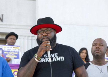 Oakland, CA - 20 Ekim 2024: Stanley Petey Cox, Bay F.A.B, kazananı korumak için düzenlenen mitingde Alameda İlçe Mahkemesi önünde konuşan, geri çekme girişimine hayır oyu verin..