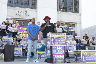 Oakland, CA - 20 Ekim 2024: Stanley Petey Cox, Bay F.A.B, kazananı korumak için düzenlenen mitingde Alameda İlçe Mahkemesi önünde konuşan, geri çekme girişimine hayır oyu verin..