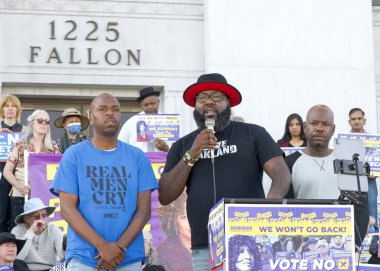 Oakland, CA - 20 Ekim 2024: Stanley Petey Cox, Bay F.A.B, kazananı korumak için düzenlenen mitingde Alameda İlçe Mahkemesi önünde konuşan, geri çekme girişimine hayır oyu verin..