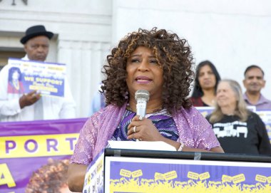 Oakland, CA - 20 Ekim 2024: Alameda İlçe Bölge Savcısı Pamela Price, kazananı korumak için düzenlenen mitingde Alameda İlçe Mahkemesi önünde yaptığı konuşmada, geri çekme girişimine hayır oyu verin..