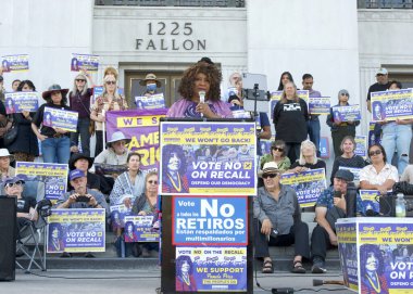 Oakland, CA - 20 Ekim 2024: Alameda İlçe Bölge Savcısı Pamela Price, kazananı korumak için düzenlenen mitingde Alameda İlçe Mahkemesi önünde yaptığı konuşmada, geri çekme girişimine hayır oyu verin..