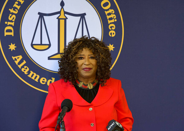 Окленд, Калифорния - 16 октября 2024 года: Прокурор округа Аламеда Памела Прайс выступает на пресс-конференции по поводу диагноза и устранения давнего отставания в делах о правонарушениях в судах.