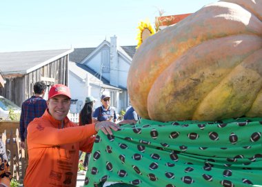 Half Moon Bay, CA - 19 Ekim 2024: Travis Gienger, 52. geleneksel Sanat ve Balkabağı Festivali ve geçit töreni için balkabağı hazırlayan 4x galibi.