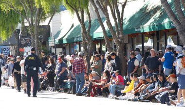 Half Moon Bay, CA - 19 Ekim 2024: İzleyiciler 52. Geleneksel Sanat ve Balkabağı Festivali 'ni izlemek için caddede kuyruğa girdiler. 