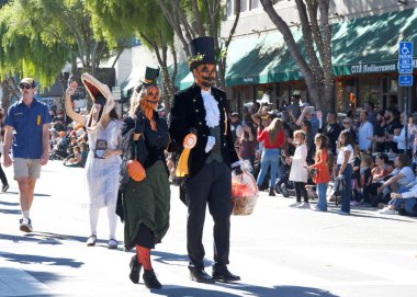 Half Moon Bay, CA - 19 Ekim 2024: 52. Geleneksel Sanat ve Balkabağı Festivali 'nin tanımlanamayan katılımcıları, geçit törenine katılıyor..