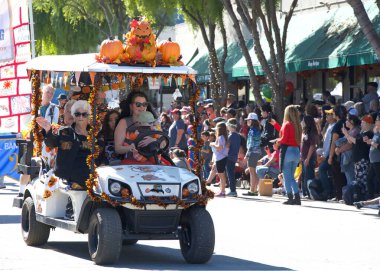 Half Moon Bay, CA - 19 Ekim 2024: 52. Geleneksel Sanat ve Balkabağı Festivali 'nin tanımlanamayan katılımcıları, geçit törenine katılıyor..