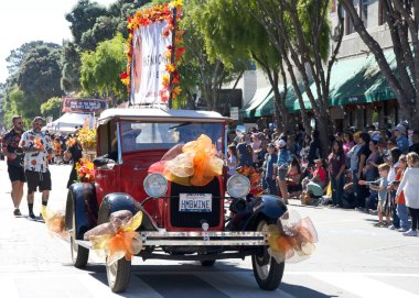 Half Moon Bay, CA - 19 Ekim 2024: 52. Geleneksel Sanat ve Balkabağı Festivali Töreni katılımcıları.