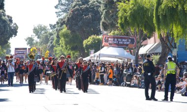 Half Moon Bay, CA - 19 Ekim 2024: 52. Geleneksel Sanat ve Balkabağı Festivali 'nin tanımlanamayan katılımcıları, geçit törenine katılıyor..