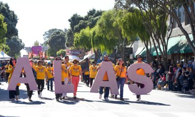 Half Moon Bay, CA - 19 Ekim 2024: 52. Geleneksel Sanat ve Balkabağı Festivali 'nin tanımlanamayan katılımcıları, geçit törenine katılıyor..