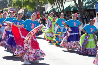 Half Moon Bay, CA - 19 Ekim 2024: 52. Geleneksel Sanat ve Balkabağı Festivali 'nin tanımlanamayan katılımcıları, geçit törenine katılıyor..
