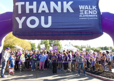 San Ramon, CA - 26 Ekim 2024: Alzheimer hastaları için farkındalık, destek ve araştırma amaçlı dünyanın en büyük etkinliği olan Alzheimer yürüyüşüne katılanlar. 