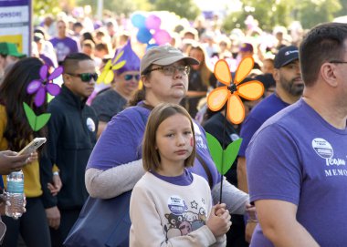 San Ramon, CA - 26 Ekim 2024: Alzheimer hastaları için farkındalık, destek ve araştırma amaçlı dünyanın en büyük etkinliği olan Alzheimer yürüyüşüne katılanlar. 