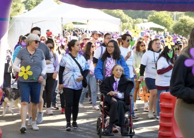 San Ramon, CA - 26 Ekim 2024: Alzheimer hastaları için farkındalık, destek ve araştırma amaçlı dünyanın en büyük etkinliği olan Alzheimer yürüyüşüne katılanlar. 
