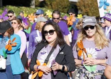 San Ramon, CA - 26 Ekim 2024: Alzheimer hastaları için farkındalık, destek ve araştırma amaçlı dünyanın en büyük etkinliği olan Alzheimer yürüyüşüne katılanlar. 