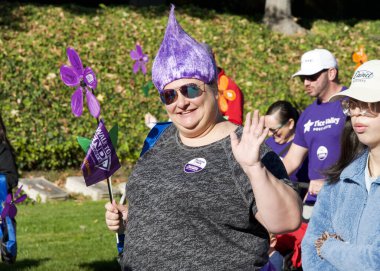 San Ramon, CA - 26 Ekim 2024: Alzheimer hastaları için farkındalık, destek ve araştırma amaçlı dünyanın en büyük etkinliği olan Alzheimer yürüyüşüne katılanlar. 